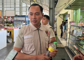 Polisi Bawa Barang Bukti Botol MinyaKita Tak Sesuai Takaran Usai Pengecekan di Pasar Kota Malang