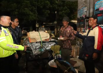 Bersama Mahasiswa, Sahur On The Road Polresta Malang Kota Jaga Kamtibmas dan Berbagi Makanan Sahur