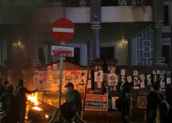 Demo Tolak UU TNI di DPRD Kota Malang Ricuh, Aparat Pukul Mundur Ratusan Massa Aksi