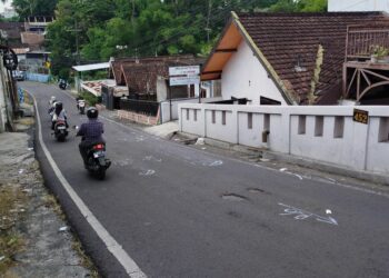 Diduga Tak Kuat Menanjak di Jalan MT Haryono Malang, Sebuah Truk Tabrak Pesepeda Motor Hingga Tewas