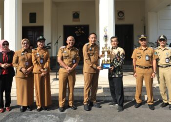 Wujudkan Dasa Bakti Kota Malang, Wali Kota Wahyu Hidayat Serahkan Penghargaan Juara Kampung Mbois