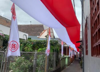 Warga Bareng Kartini Bentangkan Bendera Sepanjang 80 Meter Sambut HUT RI ke-80