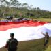 Yonarmed 12 Kostrad Bentangkan Bendera Merah Putih Raksasa di HUT RI ke-80