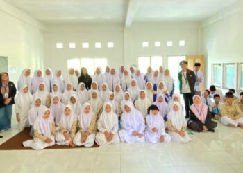 Wujudkan Generasi Tanggap Darurat, Mahasiswa PMM UMM Beri Pelatihan P3K di MAS Darul Ulum Pacarkeling