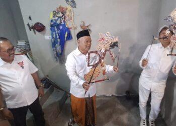 Gubernur Jabar Dedi Mulyadi Sambangi Yai Mim di Malang, Tegaskan Kunjungan Hanya untuk Silaturahmi