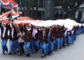 Peringatan HSP di Kota Malang, Puluhan Pemuda Bentangkan Bendera Merah Putih Sepanjang 100 Meter