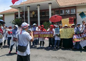 Tergugat Mangkir, Sidang Gugatan Warga Griyashanta Soal Pembongkaran Tembok Ditunda