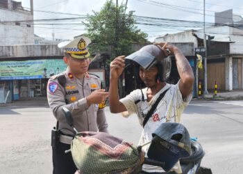 Bagikan Helm Gratis, Satlantas Polresta Malang Kota Ajak Pengendara Tingkatkan Kesadaran Keselamatan