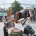 Bagikan Helm Gratis, Satlantas Polresta Malang Kota Ajak Pengendara Tingkatkan Kesadaran Keselamatan