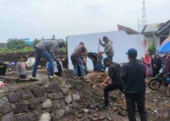 Tembok Perumahan Griyashanta Dibongkar Sekelompok Orang, Warga Pasrah