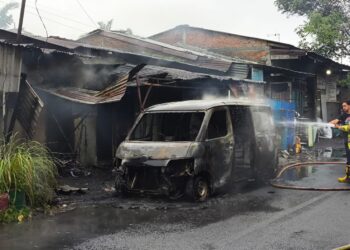 Diduga Percikan Las, Mobil Grandmax Terbakar dan Rambat ke Dua Rumah di Kota Malang
