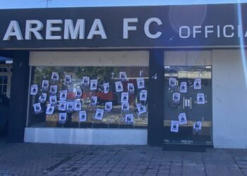 Kalah Telak dari Persebaya, Kantor Arema FC Dipenuhi Poster Kekecewaan Aremania