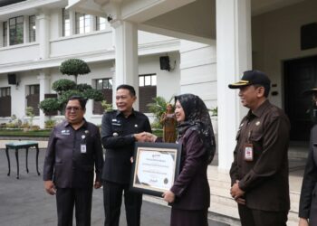 Dispendukcapil Kota Malang Raih WBBM, Wali Kota Wahyu: Pelayanan Harus Terus Ditingkatkan